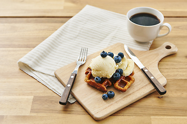 포토 JPG 스튜디오촬영 포크 바나나 실내 사람없음 갈색 식탁보 나이프 커피잔 블루베리 아메리카노 나무도마 나무배경 크로플 국내포토 식기 커피 컬러 백그라운드 과일 디저트 잔 도마 내부 목재 칼 파일형식