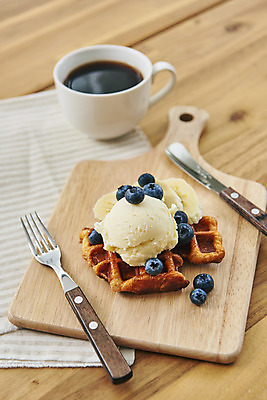 포토 JPG 스튜디오촬영 포크 바나나 실내 사람없음 식탁보 나이프 커피잔 블루베리 아메리카노 나무도마 나무배경 크로플 국내포토 식기 커피 백그라운드 과일 디저트 잔 도마 내부 목재 칼 파일형식