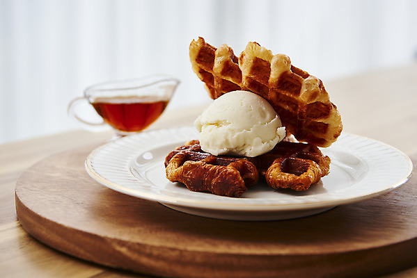 포토 JPG 스튜디오촬영 접시 아이스크림 실내 사람없음 시럽 나무도마 시럽컵 크로플 국내포토 식기 디저트 도마 내부 목재 파일형식