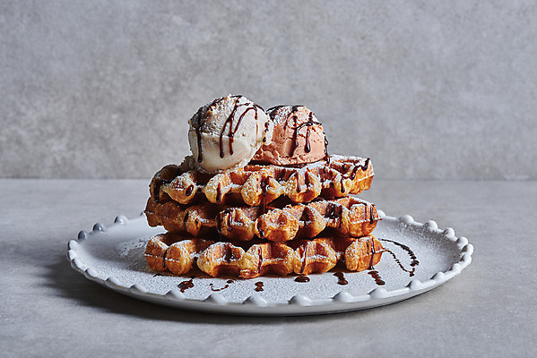 포토 JPG 스튜디오촬영 접시 회색배경 아이스크림 실내 사람없음 쌓기 초코시럽 크로플 국내포토 식기 백그라운드 모션 디저트 내부 초콜릿 회색 시럽 파일형식