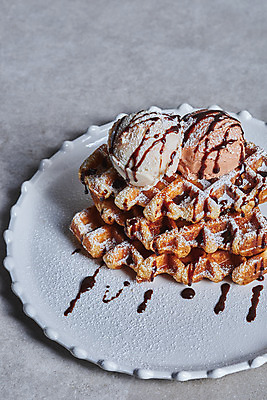 포토 JPG 스튜디오촬영 접시 회색배경 아이스크림 실내 사람없음 초코시럽 크로플 국내포토 식기 백그라운드 디저트 내부 초콜릿 회색 시럽 파일형식