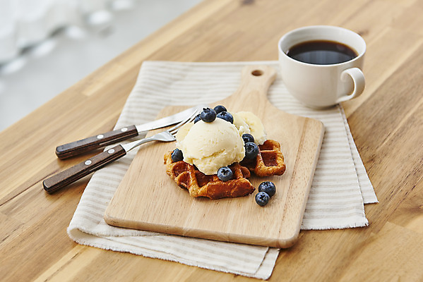 포토 JPG 스튜디오촬영 포크 아이스크림 바나나 실내 사람없음 식탁보 나이프 커피잔 블루베리 아메리카노 나무도마 나무탁자 크로플 국내포토 식기 커피 과일 탁자 디저트 잔 도마 내부 목재 칼 파일형식