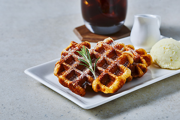 포토 JPG 스튜디오촬영 접시 회색배경 아이스크림 실내 사람없음 시럽컵 아이스아메리카노 크로플 국내포토 식기 백그라운드 디저트 내부 회색 아메리카노 아이스커피 파일형식