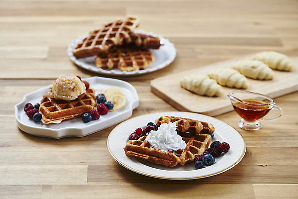 포토 JPG 스튜디오촬영 접시 아이스크림 실내 사람없음 크루아상 블루베리 나무도마 시럽컵 휘핑크림 나무배경 크로플 국내포토 식기 빵 백그라운드 과일 디저트 도마 내부 목재 크림 휘핑 파일형식