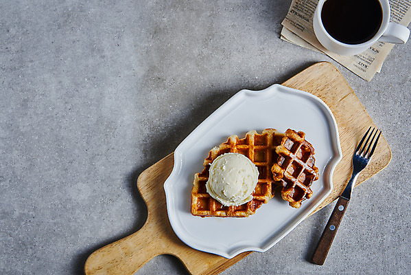 포토 JPG 스튜디오촬영 접시 포크 회색배경 아이스크림 실내 사람없음 하이앵글 커피잔 아메리카노 나무도마 플랫레이 크로플 국내포토 식기 커피 뷰포인트 백그라운드 디저트 잔 도마 내부 목재 회색 플랫 파일형식