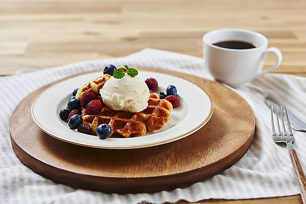 포토 JPG 스튜디오촬영 접시 포크 아이스크림 실내 사람없음 식탁보 커피잔 블루베리 아메리카노 나무쟁반 크로플 국내포토 식기 커피 과일 디저트 잔 쟁반 내부 목재 파일형식