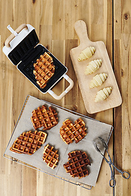 포토 JPG 스튜디오촬영 접시 실내 집게 사람없음 하이앵글 크루아상 나무도마 와플메이커 플랫레이 나무배경 크로플 생지 국내포토 식기 빵 뷰포인트 백그라운드 디저트 도마 내부 목재 플랫 반죽 파일형식