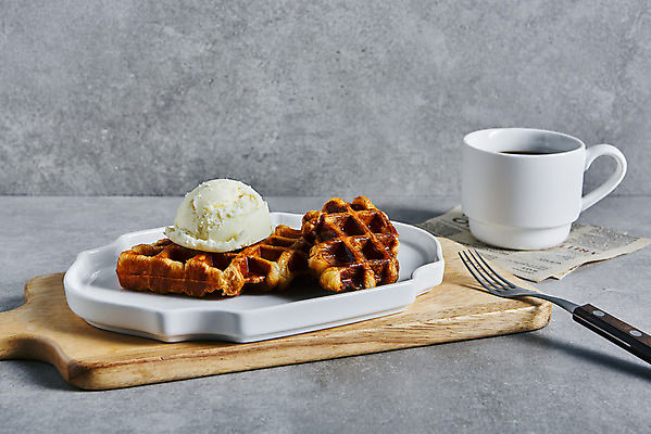 포토 JPG 스튜디오촬영 접시 포크 회색배경 아이스크림 실내 사람없음 커피잔 나무도마 크로플 국내포토 식기 커피 백그라운드 디저트 잔 도마 내부 목재 회색 파일형식