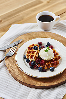 포토 JPG 스튜디오촬영 접시 포크 아이스크림 실내 사람없음 식탁보 나이프 블루베리 아메리카노 나무쟁반 나무배경 크로플 국내포토 식기 커피 백그라운드 과일 디저트 쟁반 내부 목재 칼 파일형식