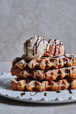 포토 JPG 스튜디오촬영 접시 회색배경 아이스크림 실내 사람없음 쌓기 초코시럽 크로플 국내포토 식기 백그라운드 모션 디저트 내부 초콜릿 회색 시럽 파일형식