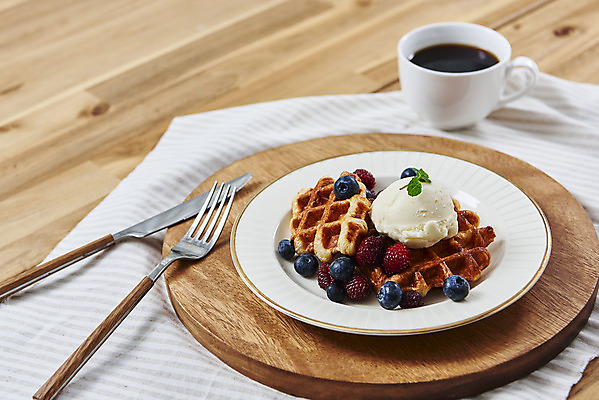 포토 JPG 스튜디오촬영 접시 포크 아이스크림 실내 사람없음 식탁보 나이프 커피잔 블루베리 아메리카노 나무쟁반 나무배경 크로플 국내포토 식기 커피 백그라운드 과일 디저트 잔 쟁반 내부 목재 칼 파일형식