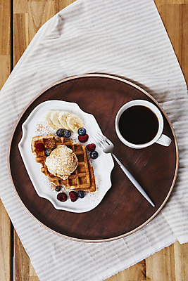 포토 JPG 스튜디오촬영 접시 포크 아이스크림 바나나 실내 사람없음 하이앵글 식탁보 커피잔 블루베리 아메리카노 나무쟁반 나무배경 크로플 국내포토 식기 커피 뷰포인트 백그라운드 과일 디저트 잔 쟁반 내부 목재 파일형식