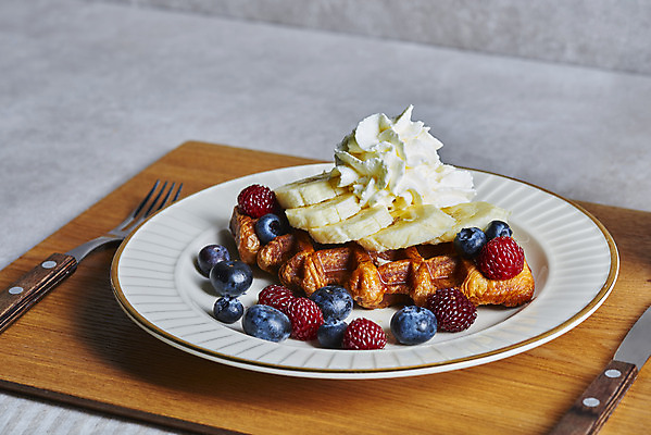 포토 JPG 스튜디오촬영 접시 포크 회색배경 바나나 실내 사람없음 블루베리 나무쟁반 휘핑크림 크로플 국내포토 식기 백그라운드 과일 디저트 쟁반 내부 목재 회색 크림 휘핑 파일형식