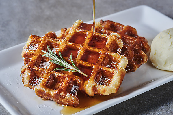 포토 JPG 스튜디오촬영 접시 회색배경 아이스크림 실내 근접촬영 사람없음 뿌리기 시럽 크로플 국내포토 식기 뷰포인트 백그라운드 모션 디저트 내부 회색 파일형식