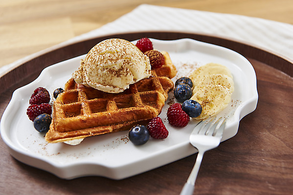 포토 JPG 스튜디오촬영 접시 포크 아이스크림 바나나 실내 사람없음 블루베리 나무쟁반 크로플 국내포토 식기 과일 디저트 쟁반 내부 목재 파일형식