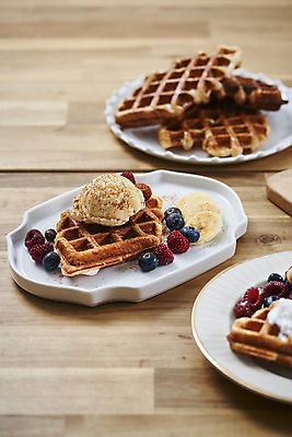 포토 JPG 스튜디오촬영 접시 아이스크림 바나나 실내 사람없음 블루베리 나무배경 크로플 국내포토 식기 백그라운드 과일 디저트 내부 파일형식