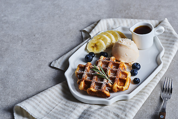 포토 JPG 스튜디오촬영 접시 포크 회색배경 아이스크림 바나나 실내 사람없음 식탁보 블루베리 시럽 시럽컵 크로플 국내포토 식기 백그라운드 과일 디저트 내부 회색 파일형식