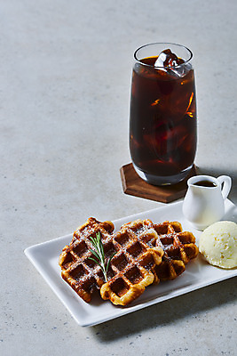 포토 JPG 스튜디오촬영 접시 회색배경 아이스크림 잔 실내 사람없음 시럽 시럽컵 아이스아메리카노 크로플 국내포토 식기 백그라운드 디저트 내부 회색 아메리카노 아이스커피 파일형식