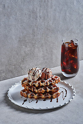 포토 JPG 스튜디오촬영 접시 회색배경 아이스크림 잔 실내 사람없음 쌓기 아이스아메리카노 초코시럽 크로플 국내포토 식기 백그라운드 모션 디저트 내부 초콜릿 회색 시럽 아메리카노 아이스커피 파일형식