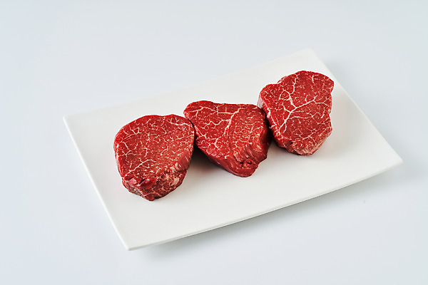 포토 JPG 스튜디오촬영 접시 음식 식재료 실내 생고기 육류 사람없음 소고기 흰배경 안심 국내포토 식기 백그라운드 내부 흰색 파일형식