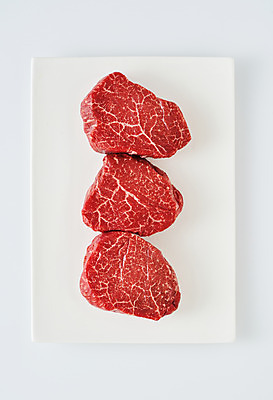 포토 JPG 스튜디오촬영 접시 음식 식재료 실내 생고기 육류 사람없음 하이앵글 소고기 흰배경 안심 국내포토 식기 뷰포인트 백그라운드 내부 흰색 파일형식