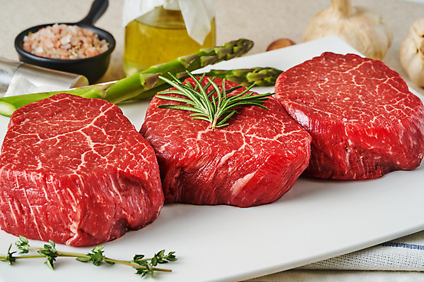 포토 JPG 스튜디오촬영 접시 음식 식재료 실내 생고기 육류 사람없음 빨간색 소고기 아스파라거스 안심 로즈메리 국내포토 식기 컬러 채소 내부 허브 파일형식