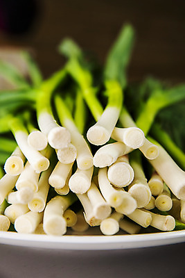 포토 JPG 주간 채소 식재료 실내 사람없음 아웃포커스 경상남도 특산물 사천 마늘종 풋마늘 국내포토 자연요소 줄기 촬영기법 마늘 내부 경상도 파일형식