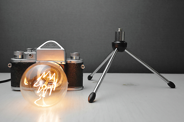 포토 JPG 해외이미지 전구 검은배경 실내 사람없음 카메라 백열등 복고 삼각대 필라멘트 해외포토 백그라운드 조명 내부 전자제품 검은색 파일형식