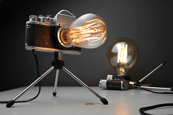 포토 JPG 해외이미지 전구 검은배경 실내 사람없음 카메라 백열등 복고 삼각대 필라멘트 해외포토 백그라운드 조명 내부 전자제품 검은색 파일형식