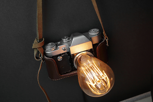 포토 JPG 해외이미지 전구 검은배경 실내 사람없음 카메라 백열등 복고 스트랩 필라멘트 해외포토 백그라운드 조명 내부 전자제품 검은색 파일형식