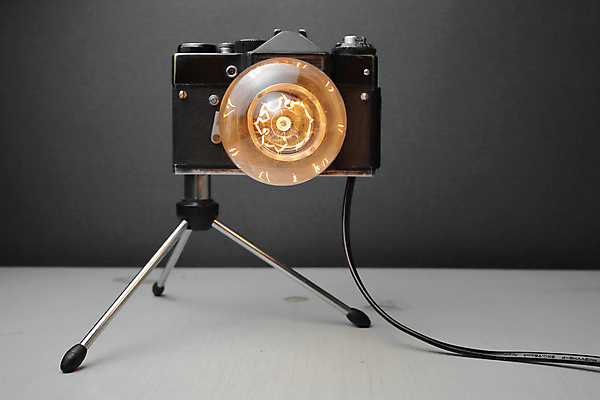 포토 JPG 해외이미지 전구 검은배경 실내 사람없음 카메라 백열등 복고 삼각대 필라멘트 해외포토 백그라운드 조명 내부 전자제품 검은색 파일형식