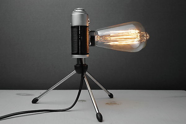 포토 JPG 해외이미지 전구 검은배경 실내 사람없음 카메라 백열등 복고 삼각대 필라멘트 해외포토 백그라운드 조명 내부 전자제품 검은색 파일형식