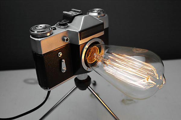 포토 JPG 해외이미지 전구 검은배경 실내 사람없음 카메라 백열등 복고 삼각대 필라멘트 해외포토 백그라운드 조명 내부 전자제품 검은색 파일형식