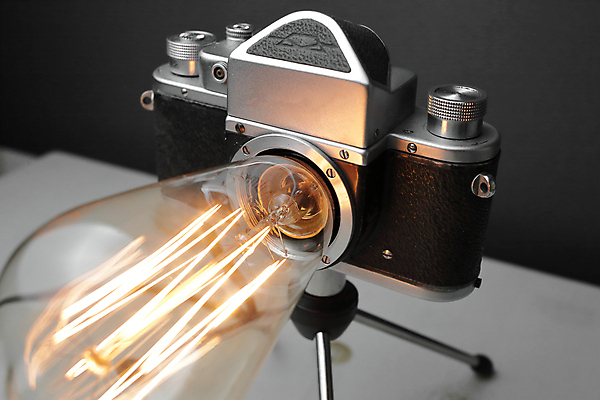 포토 JPG 해외이미지 전구 검은배경 실내 사람없음 카메라 백열등 복고 삼각대 필라멘트 해외포토 백그라운드 조명 내부 전자제품 검은색 파일형식