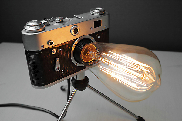 포토 JPG 해외이미지 전구 회색배경 실내 사람없음 카메라 백열등 복고 삼각대 필라멘트 해외포토 백그라운드 조명 내부 전자제품 회색 파일형식