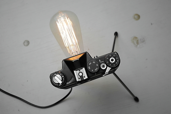 포토 JPG 해외이미지 전구 회색배경 실내 사람없음 하이앵글 카메라 백열등 복고 필라멘트 해외포토 뷰포인트 백그라운드 조명 내부 전자제품 회색 파일형식