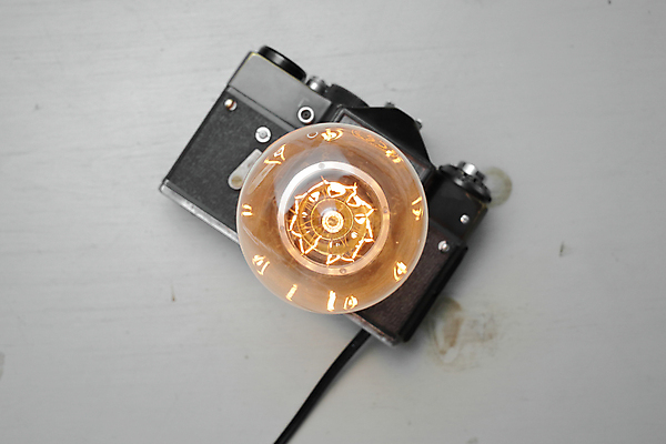 포토 JPG 해외이미지 전구 회색배경 실내 사람없음 하이앵글 카메라 백열등 복고 필라멘트 해외포토 뷰포인트 백그라운드 조명 내부 전자제품 회색 파일형식