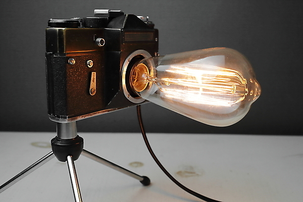 포토 JPG 해외이미지 전구 검은배경 실내 사람없음 카메라 백열등 복고 삼각대 필라멘트 해외포토 백그라운드 조명 내부 전자제품 검은색 파일형식