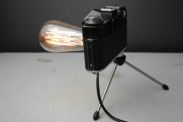 포토 JPG 해외이미지 전구 회색배경 실내 사람없음 카메라 백열등 복고 삼각대 필라멘트 해외포토 백그라운드 조명 내부 전자제품 회색 파일형식