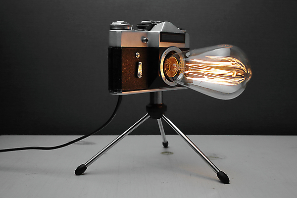 포토 JPG 해외이미지 전구 검은배경 실내 사람없음 카메라 백열등 복고 삼각대 필라멘트 해외포토 백그라운드 조명 내부 전자제품 검은색 파일형식