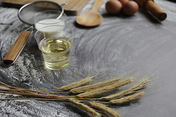 포토 JPG 해외이미지 재료 회색배경 실내 근접촬영 사람없음 계란 우유 채망 밀 밀가루 제빵 밀대 나무숟가락 나무도마 해외포토 뷰포인트 백그라운드 주방용품 유제품 곡류 도마 내부 목재 제과제빵 알 숟가락 회색 가루 파일형식