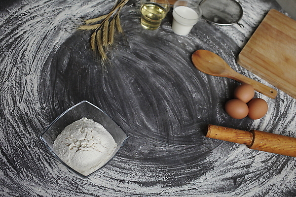 포토 JPG 해외이미지 재료 회색배경 실내 사람없음 계란 우유 채망 밀 밀가루 제빵 밀대 나무숟가락 나무도마 해외포토 백그라운드 주방용품 유제품 곡류 도마 내부 목재 제과제빵 알 숟가락 회색 가루 파일형식