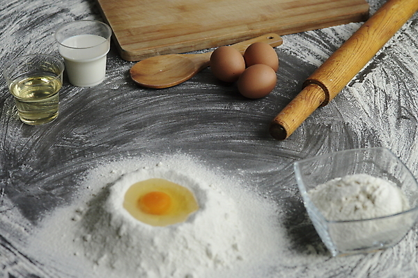 포토 JPG 해외이미지 재료 회색배경 실내 사람없음 계란 우유 채망 밀 밀가루 제빵 밀대 나무숟가락 나무도마 해외포토 백그라운드 주방용품 유제품 곡류 도마 내부 목재 제과제빵 알 숟가락 회색 가루 파일형식