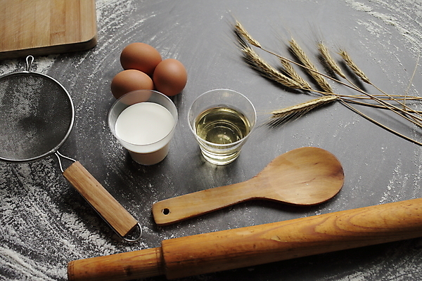 포토 JPG 해외이미지 재료 회색배경 실내 사람없음 계란 우유 채망 밀 제빵 밀대 나무숟가락 나무도마 해외포토 백그라운드 주방용품 유제품 곡류 도마 내부 목재 제과제빵 알 숟가락 회색 파일형식