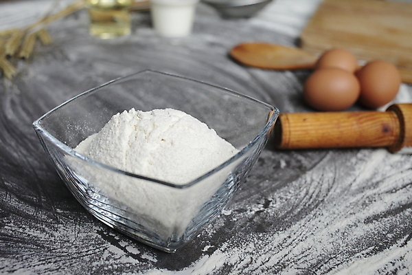 포토 JPG 해외이미지 재료 회색배경 실내 사람없음 아웃포커스 계란 우유 채망 밀 밀가루 제빵 밀대 나무숟가락 나무도마 해외포토 백그라운드 주방용품 유제품 곡류 도마 촬영기법 내부 목재 제과제빵 알 숟가락 회색 가루 파일형식