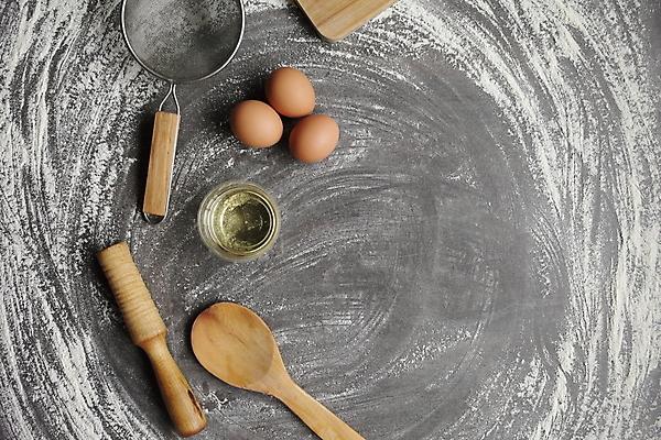 포토 JPG 해외이미지 재료 회색배경 실내 사람없음 하이앵글 계란 채망 제빵 밀대 나무숟가락 나무도마 해외포토 뷰포인트 백그라운드 주방용품 도마 내부 목재 제과제빵 알 숟가락 회색 파일형식