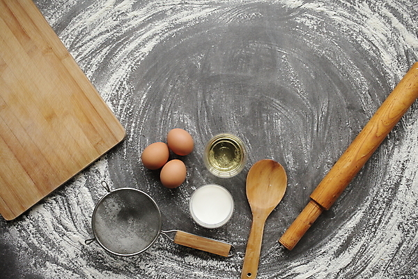 포토 JPG 해외이미지 재료 회색배경 실내 사람없음 계란 우유 채망 밀가루 제빵 밀대 나무숟가락 나무도마 해외포토 백그라운드 주방용품 유제품 도마 내부 목재 제과제빵 알 숟가락 회색 가루 파일형식