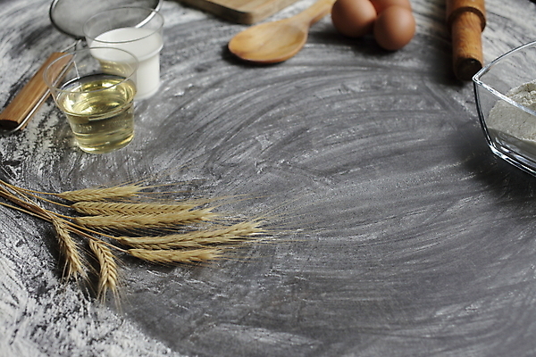 포토 JPG 해외이미지 재료 회색배경 실내 사람없음 계란 우유 채망 밀 밀가루 제빵 밀대 나무숟가락 나무도마 해외포토 백그라운드 주방용품 유제품 곡류 도마 내부 목재 제과제빵 알 숟가락 회색 가루 파일형식