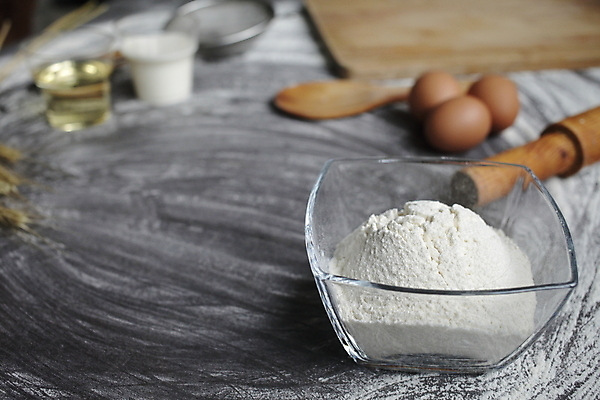 포토 JPG 해외이미지 재료 회색배경 실내 근접촬영 사람없음 계란 우유 채망 밀 밀가루 제빵 밀대 나무숟가락 나무도마 해외포토 뷰포인트 백그라운드 주방용품 유제품 곡류 도마 내부 목재 제과제빵 알 숟가락 회색 가루 파일형식