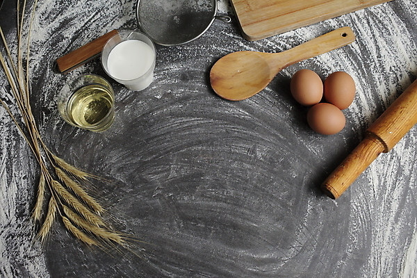 포토 JPG 해외이미지 재료 회색배경 실내 사람없음 하이앵글 계란 우유 채망 밀 밀가루 제빵 밀대 나무숟가락 나무도마 해외포토 뷰포인트 백그라운드 주방용품 유제품 곡류 도마 내부 목재 제과제빵 알 숟가락 회색 가루 파일형식